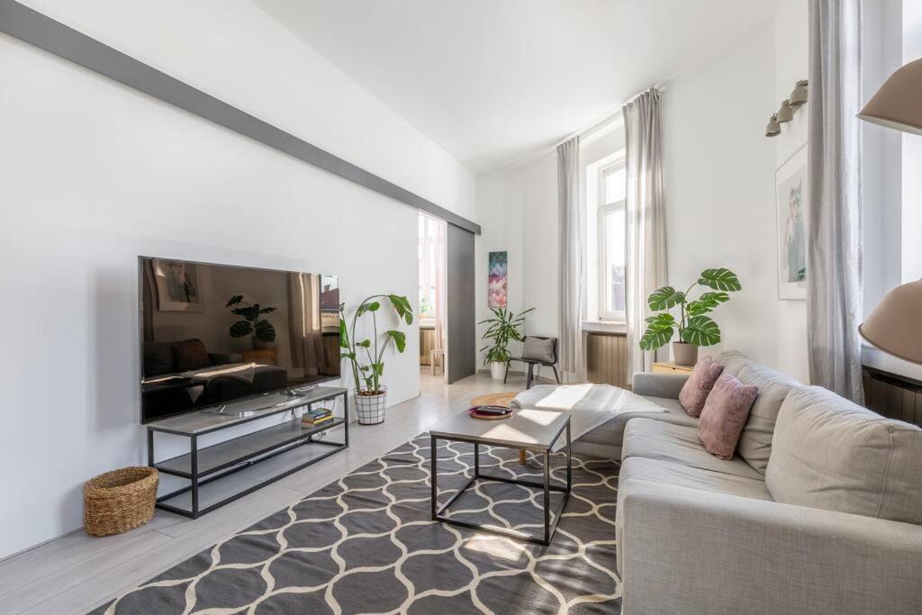 Apartment Quaint And Cozy 2-br In The Center *
