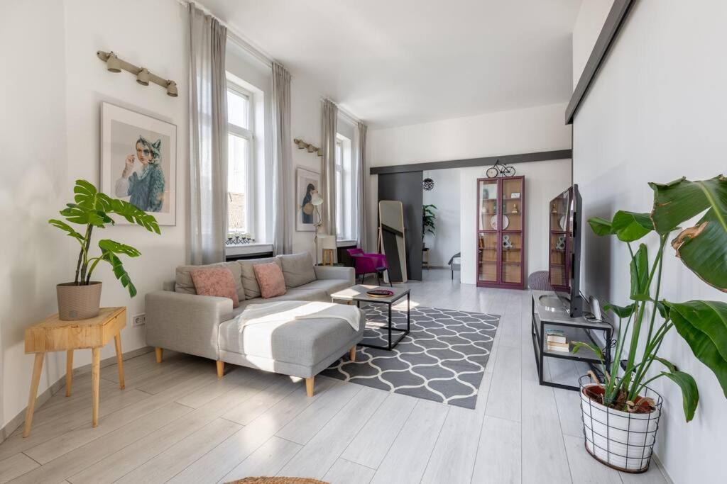 Quaint And Cozy 2-br In The Center Apartment *
